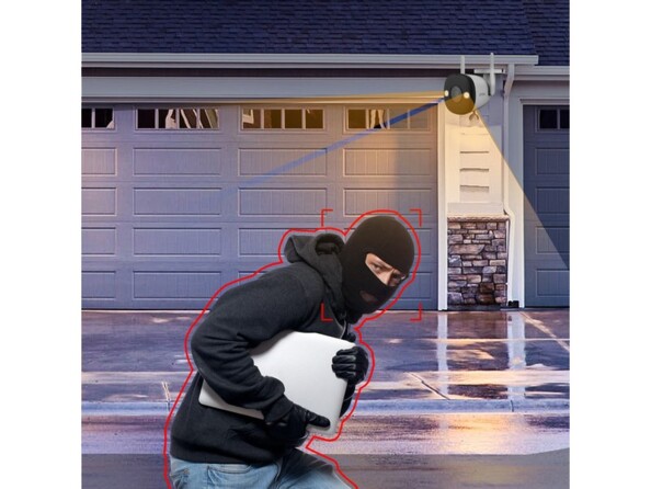 Schématisation de la détection d'un voleur cagoulé pris en flagrant délit par la caméra de vidéosurveillance Bullet 2 installée au mur à côté d'une porte de garage