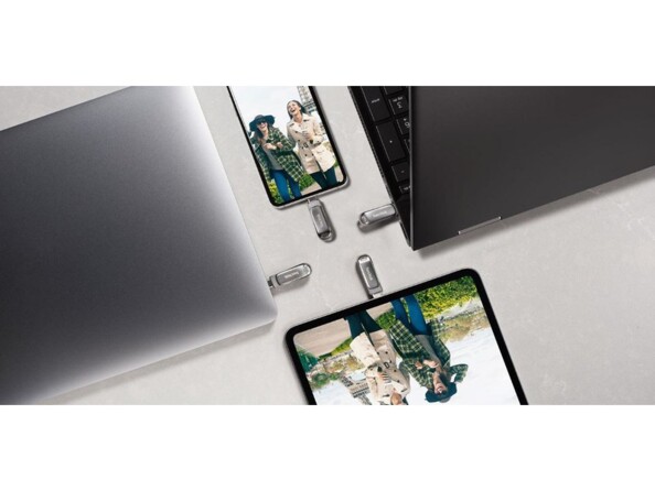 Mise en situation du branchement de 4 clefs USB Sandisk à un PC, un MacBook, une tablette et un téléphone portable en simultané