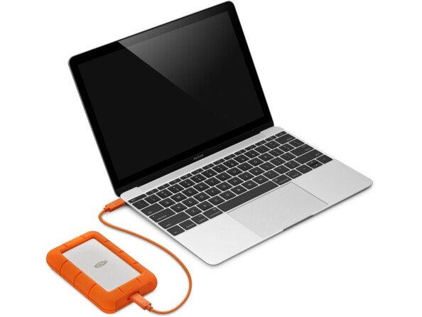 Mise en situation du branchement du HDD de poche renforcé à un PC portable éteint à l'aide du câble USB-C vers USB-C fourni