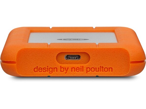 Vue du dessous sur le port de chargement et de transfert de données USB-C du disque dur externe coloris orange et gris