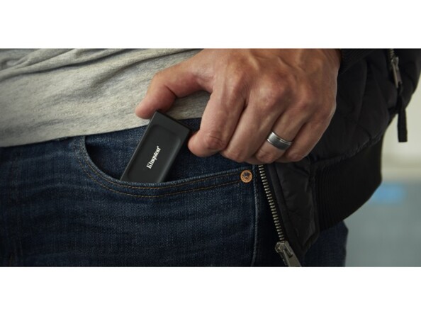 Rangement du bout des doigts de la mémoire mobile 3D NAND dans la poche d'un jean