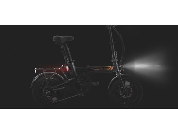 Mise en situation des éclairages LED avant et arrière du vélo Airwheel R5 coloris noir et orange
