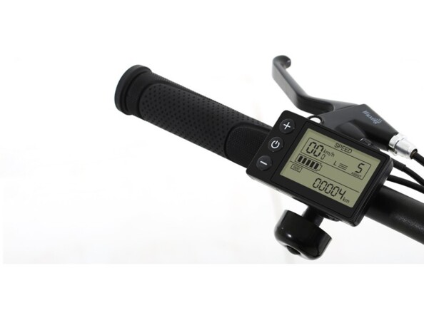 Gros plan sur l'écran intégré à la poignée gauche affichant la distance parcourue, la charge de la batterie et la vitesse de déplacement à côté des freins et d'une sonnette