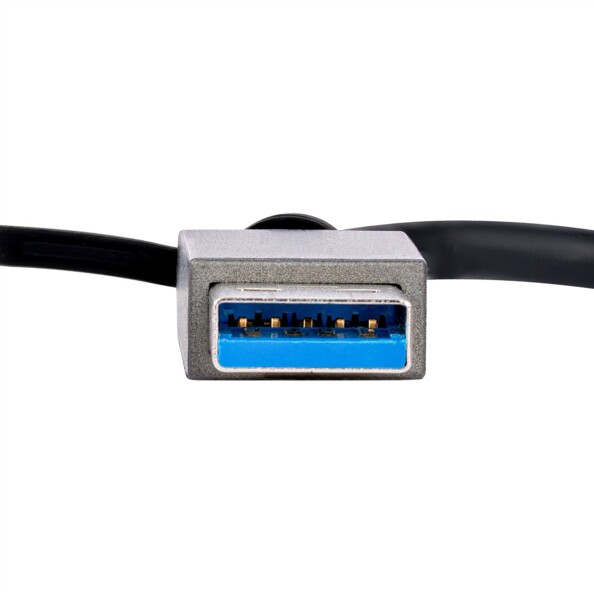 Connecteur USB-A 3.0 mâle, intérieur bleu avec broches dorées, boîtier métallique gris, câble noir sur fond blanc
