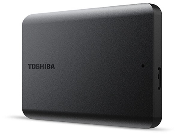Vue du dessus de biais côté droit sur le stockage mémoire Toshiba Canvio Basics noir mat avec port d'alimentation USB 3.2 Gen 1