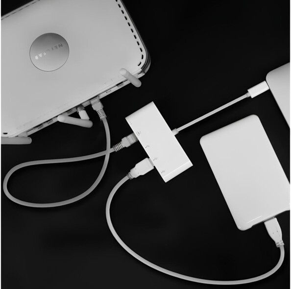 Branchement de l'adaptateur USB-C multifonction à un serveur, une batterie externe et un PC portable