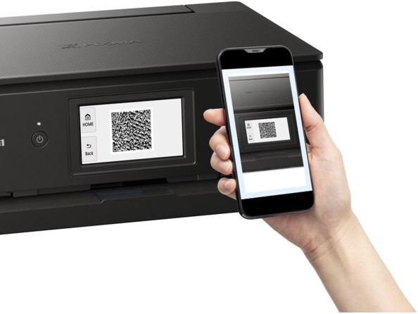 Scan d'un QR code indiqué par l'écran tactile de l'imprimante par le biais de la caméra d'un smartphone tenu en main