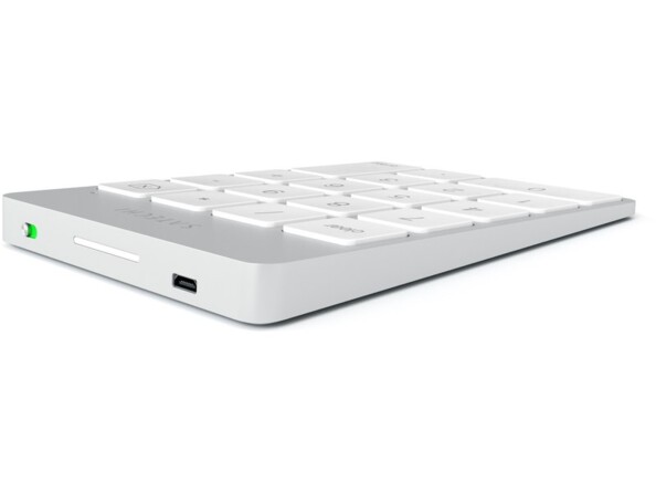 Vue arrière de biais côté gauche avec interrupteur Marche/Arrêt et port de chargement Micro-USB