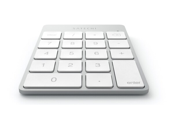 Vue plongeante du dessus sur les 18 touches plates blanches du boîtier en aluminium coloris argent du pavé numérique