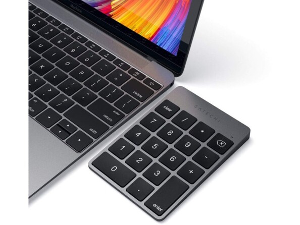 Mise en place du pavé numérique bluetooth à côté d'un MacBook ouvert à l'écran allumé