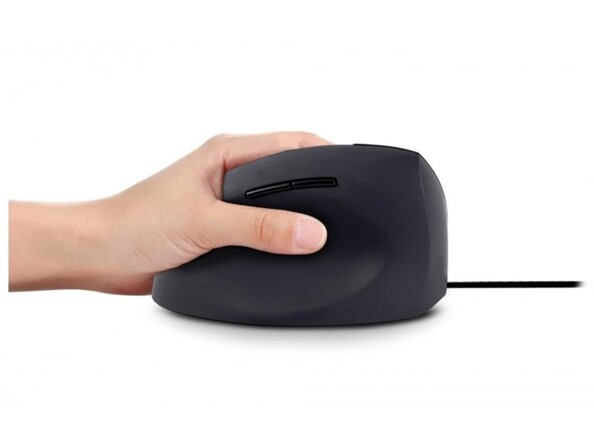 Prise en main par un gaucher de la souris vertical filaire ERGO next coloris noir avec creux pour pouce, boutons de commande pratiques et câble d'alimentation intégré