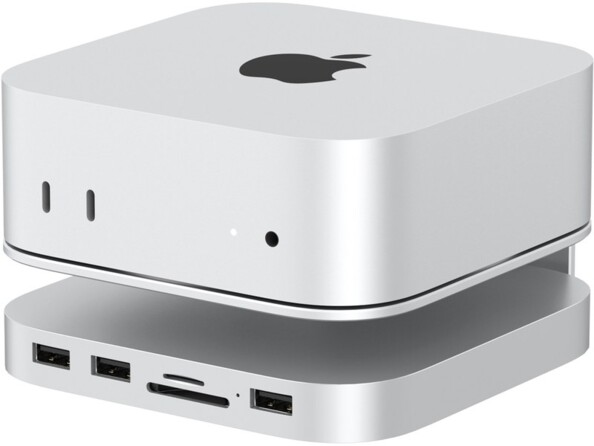 Vue de face de biais côté droit sur le dock en aluminium gris avec Mac posé dessus, avec 3 ports USB-A, lecteur de carte SD et lecteur de carte Micro SD sur l'avant de la station