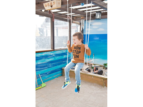 Un enfant qui joue sur un siège de balançoire Playtastic.