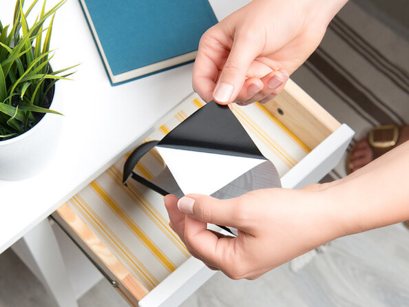 Film autocollant effet velours pour exposer des petits objets - 45 x 100 cm