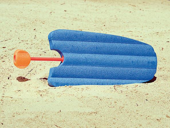Planche de natation avec pistolet à eau