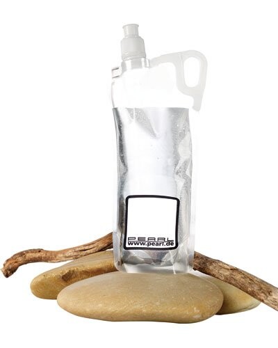 Gourde pliable argentée avec bouchon blanc, anse de transport et logo PEARL noir imprimé