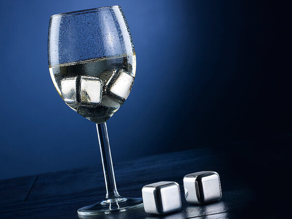 Glaçons en inox mis en situation avec un verre