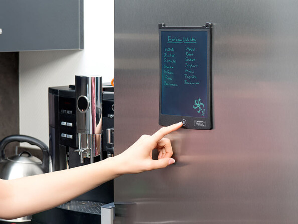 Ardoise tablette LCD 8,5" en train d'être utilisée sur un mur