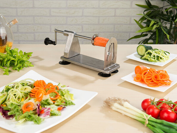 Coupe-légumes mise en situation avec une carotte