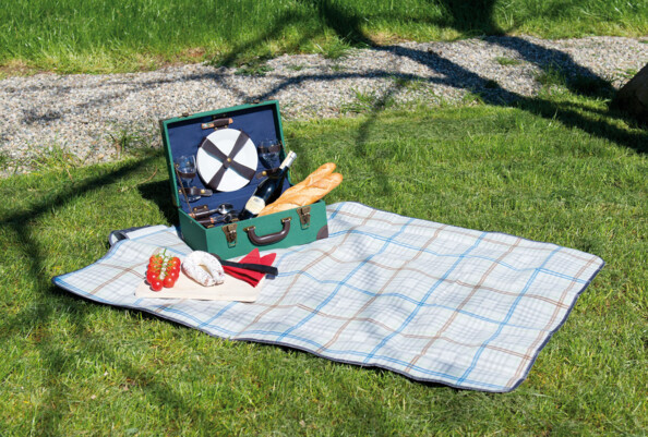 Équipée d'une languette en scratch, cette couverture pour vos repas en plein air se déplie puis se replie en quelques secondes