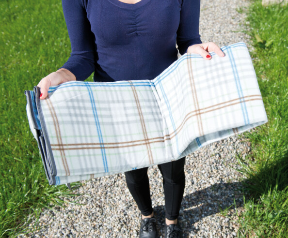 Couverture de pic nique rembourrée en mousse et revêtue d'une couche protectrice isolante sur le verso pour que l'humidité et le froid du sol ne vous atteignent pas pendant que vous digérez votre repas sur sa surface toute douce