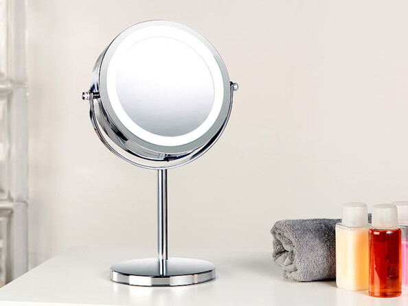 Miroir grossissant lumineux LED posé sur une table
