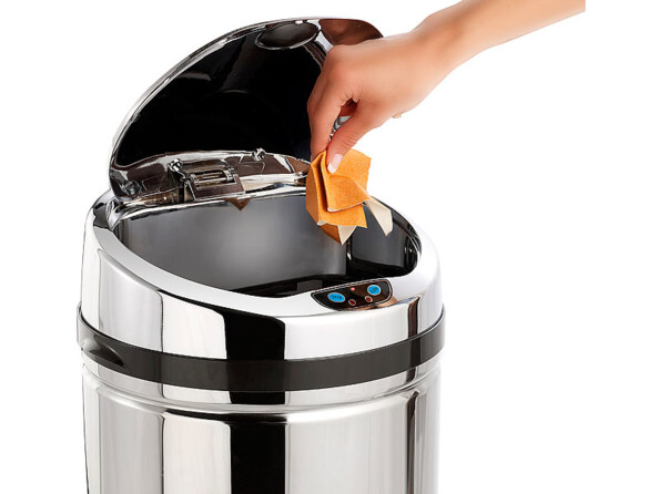 Gros plan sur l'ouverture automatique d'une poubelle Infactory à l'approche d'une main avec un déchet