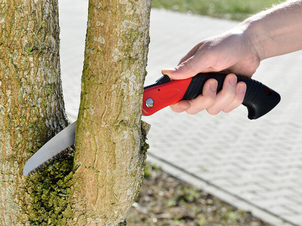 scie pliante AGT 18 cm pour couper branche