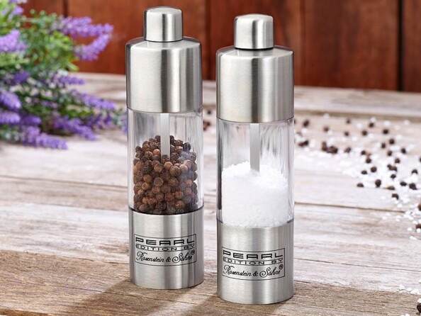 Set de salière et moulin à poivre mise en situation pleins