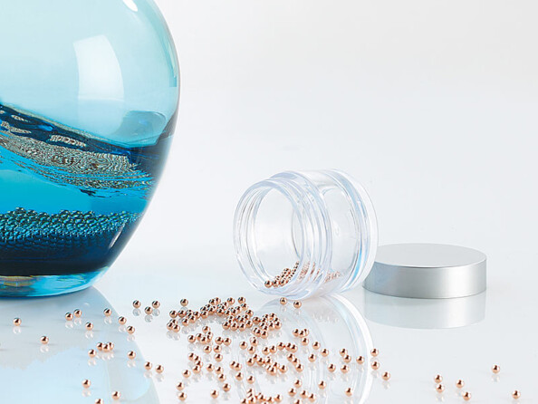 Billes en acier et cuivre pour nettoyer sans produits vase décanteur carafe et bouteille renversées sur une table