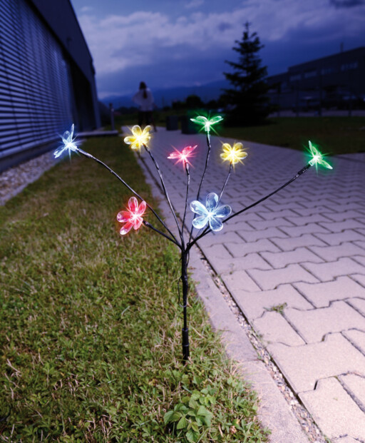 Avec 8 fleurs qui brillent de différentes couleurs, ce bouquet lumineux ajoute une touche de gaîté à votre extérieur