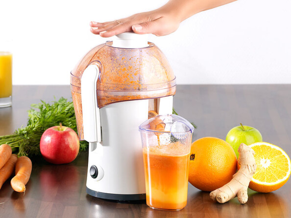Centrifugeuse pour fruits et légumes entrain de faire du jus de fruits