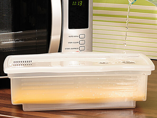 passoire intégrée dans le cuiseur à pâtes au micro ondes