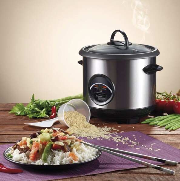 Présentation d'un riz sur assiette cuit à la perfection à l'aide d'un cuiseur à riz