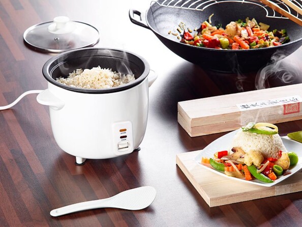 Cuiseur à riz vapeur électrique et automatique RK-1000 par Rosenstein & Söhne mis en situation