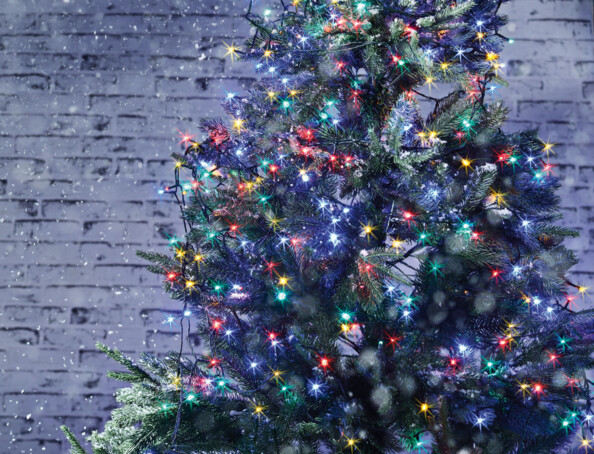 sapin de noel dans jardin avec guirlande lumineuse RGB solaire 50m lunartec