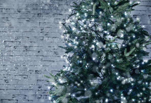 sapin de noel exterieur illuminé avec guirlande lumineuse solaire 50 m lunartec