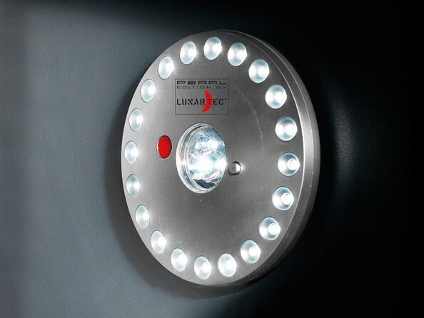 Lampe avec 23 LED allumées fixée au mur d'une pièce dans le noir