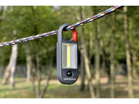 La lampe sur la carrosserie de votre véhicule ou sur un support métallique à l’aide de l’aimant ou suspendez-la à une barre ou un anneau par le mousquetonafin de garder les mains libres