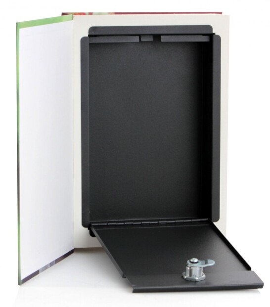 Ce livre pourtant à l'aspect banal cache un coffre fort discret. Une cachette idéale pour y placer de l’argent, des bijoux, cartes de crédit, etc.