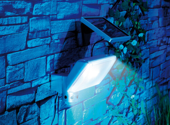 projecteur solaire étanche pour extérieur avec chargeur solaire et lumiere blanc froid 1000 lm luminea