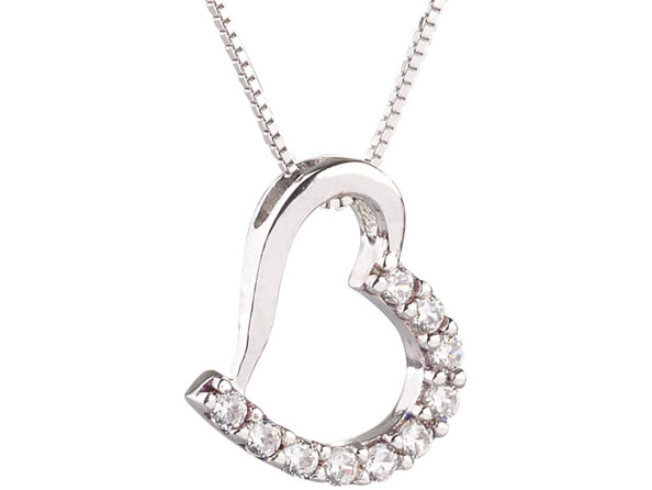 Pendentif coeur avec une chaîne en argent.