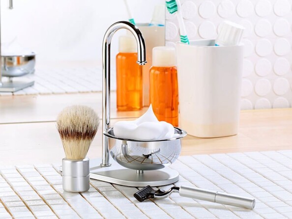 Rasoir en acier brossé avec blaireau et bol pour mousse