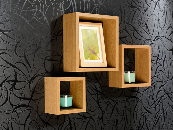 décoration murale libre avec petites étagère carrées couleur bois 3 tailles pour cadres livres et bougies