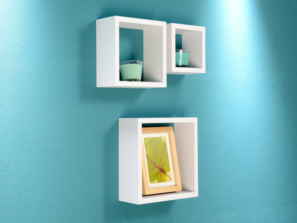 décoration murale libre avec petites étagère carrées blanches 3 tailles pour cadres livres et bougies