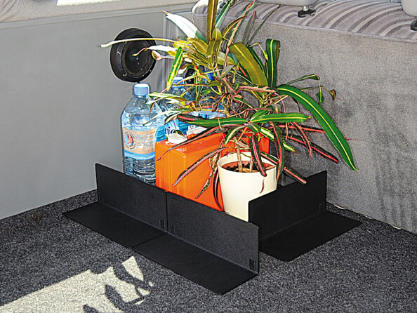 Les séparateurs installés dans un coffre avec des pots de fleurs et autres produits