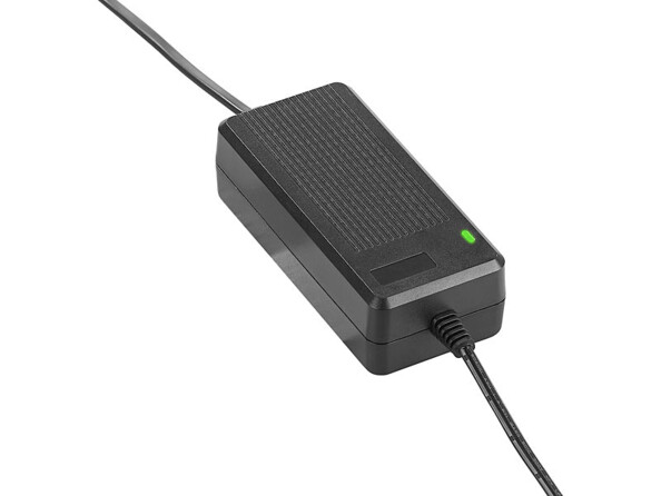 Adaptateur secteur universel 3000 mA par Revolt.