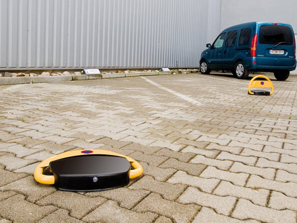 Gardien de parking électrique automatique désactivée mise en place sur une place de parking extérieure