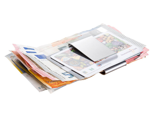 Pince double avec des billets de banque et une carte de fidélité