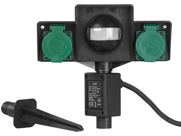 Une double prise de jardin avec détecteur d'obscurité, conçue par Revolt.